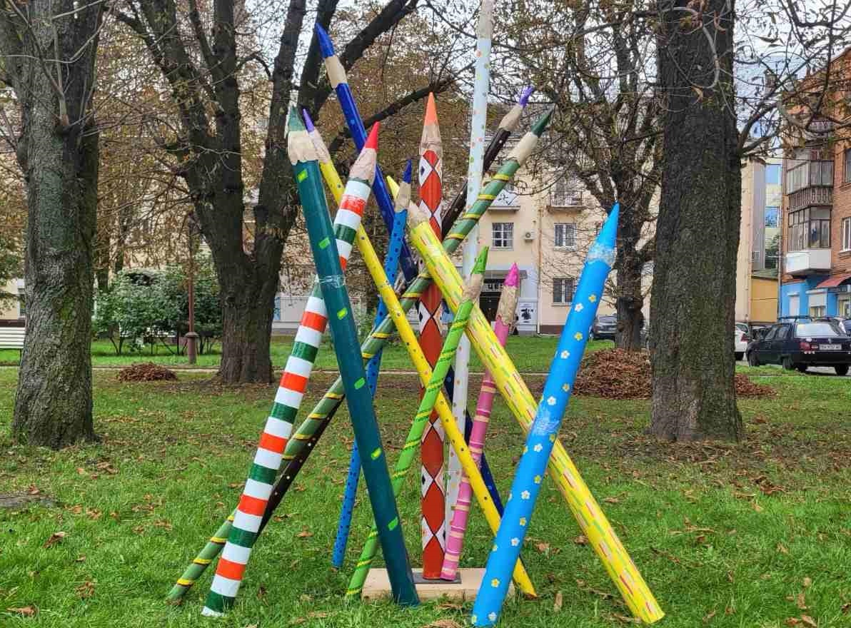 Арт-інсталяція привітання з Днем художника.