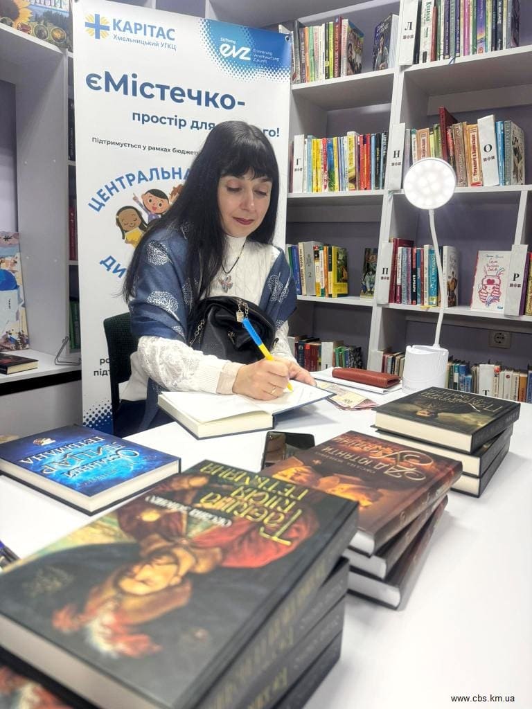 У бібліотеці Оксана Зененко представила свій новий роман «Ад’ютанти України»