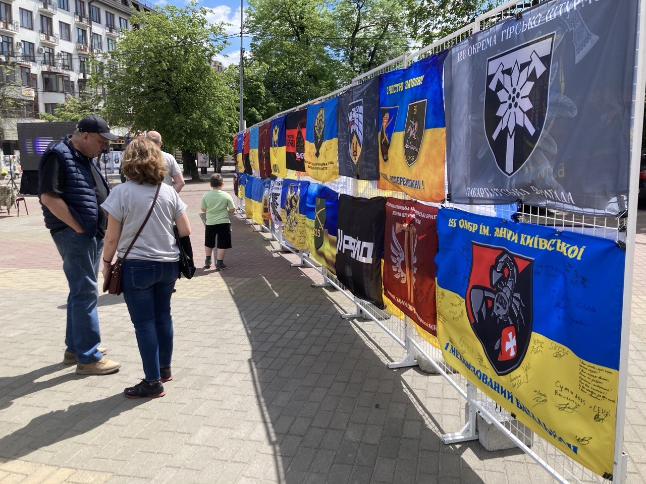 У День Героїв на Проскурівській експонується виставка бойових стягів