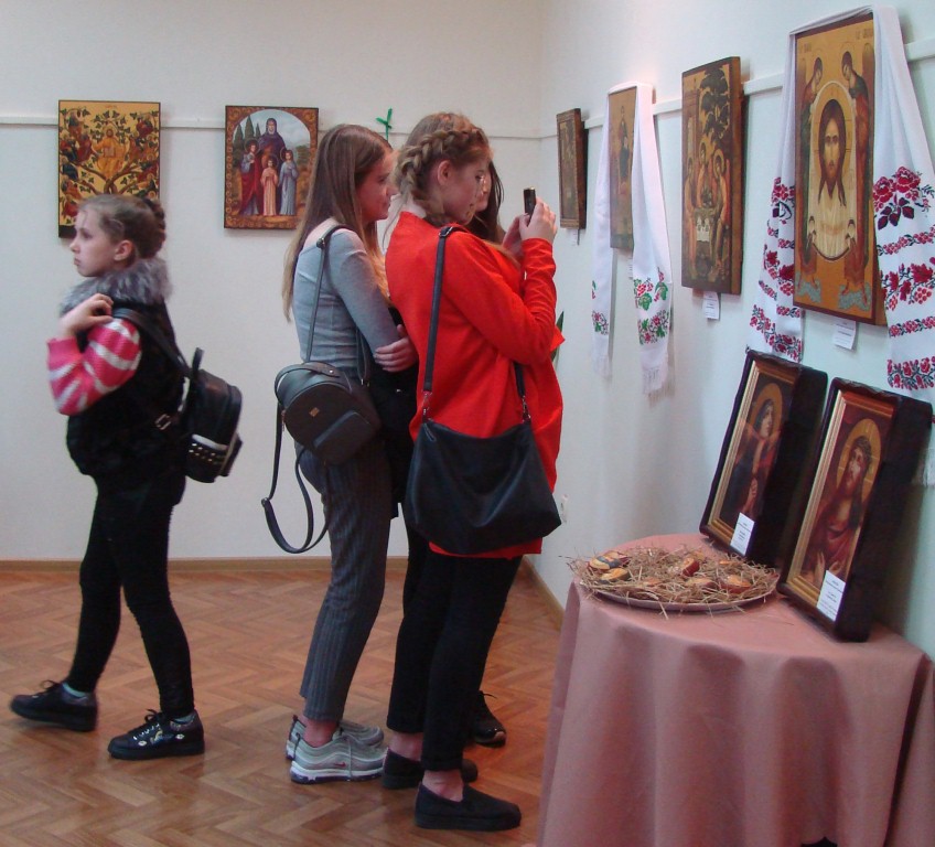 У Хмельницькій школі іконопису «Нікош» відкрилась виставка «І воскрес Христос»