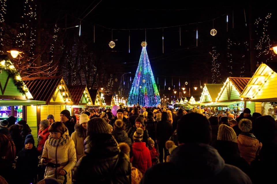 Хмельничани першими в Україні засвітили новорічну ялинку і відкрили святковий Різдвяний ярмарок!